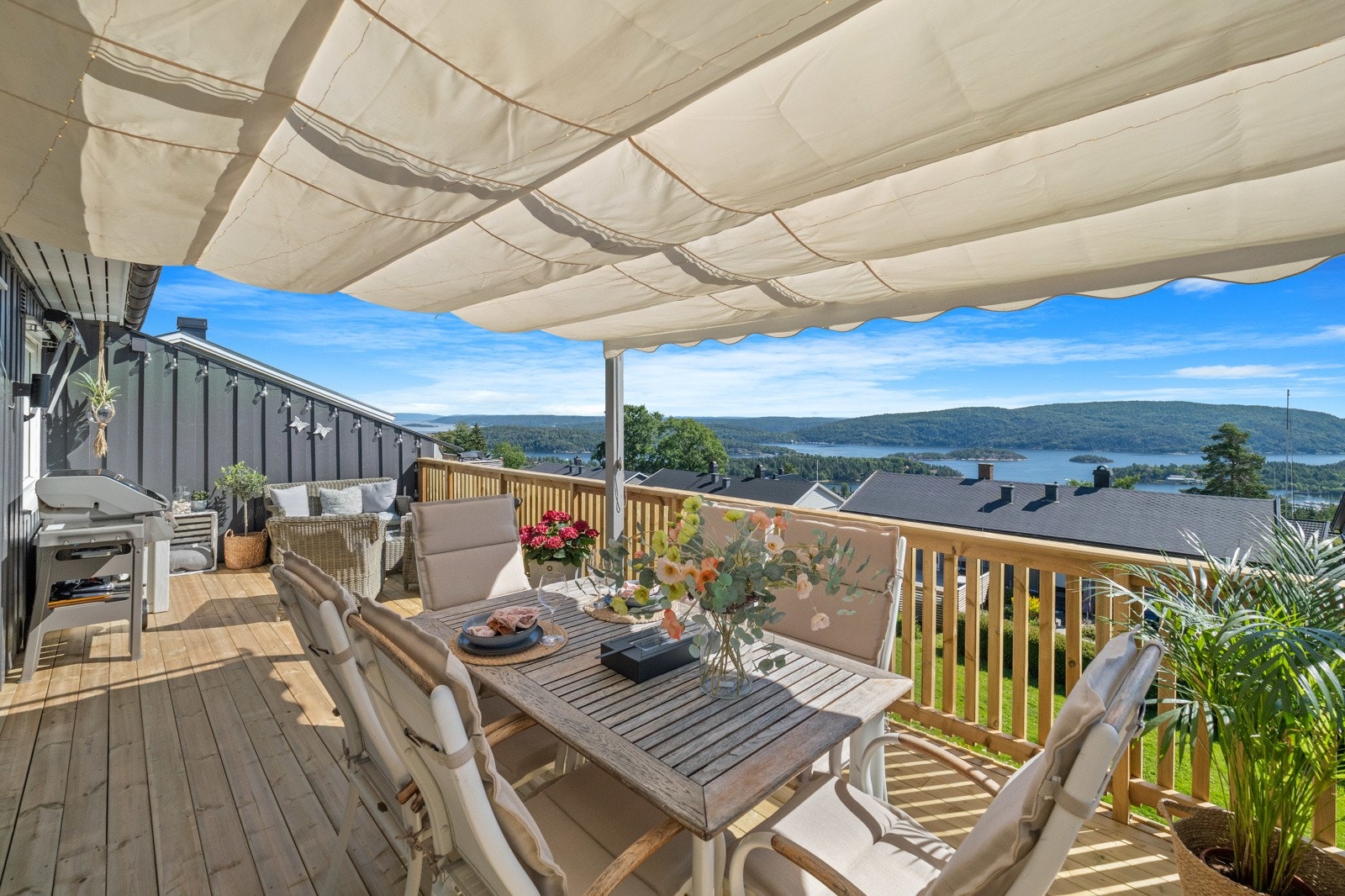 Balkongen ble oppgradert med nytt terrassegulv og rekkverk i 2024 Galleribilde