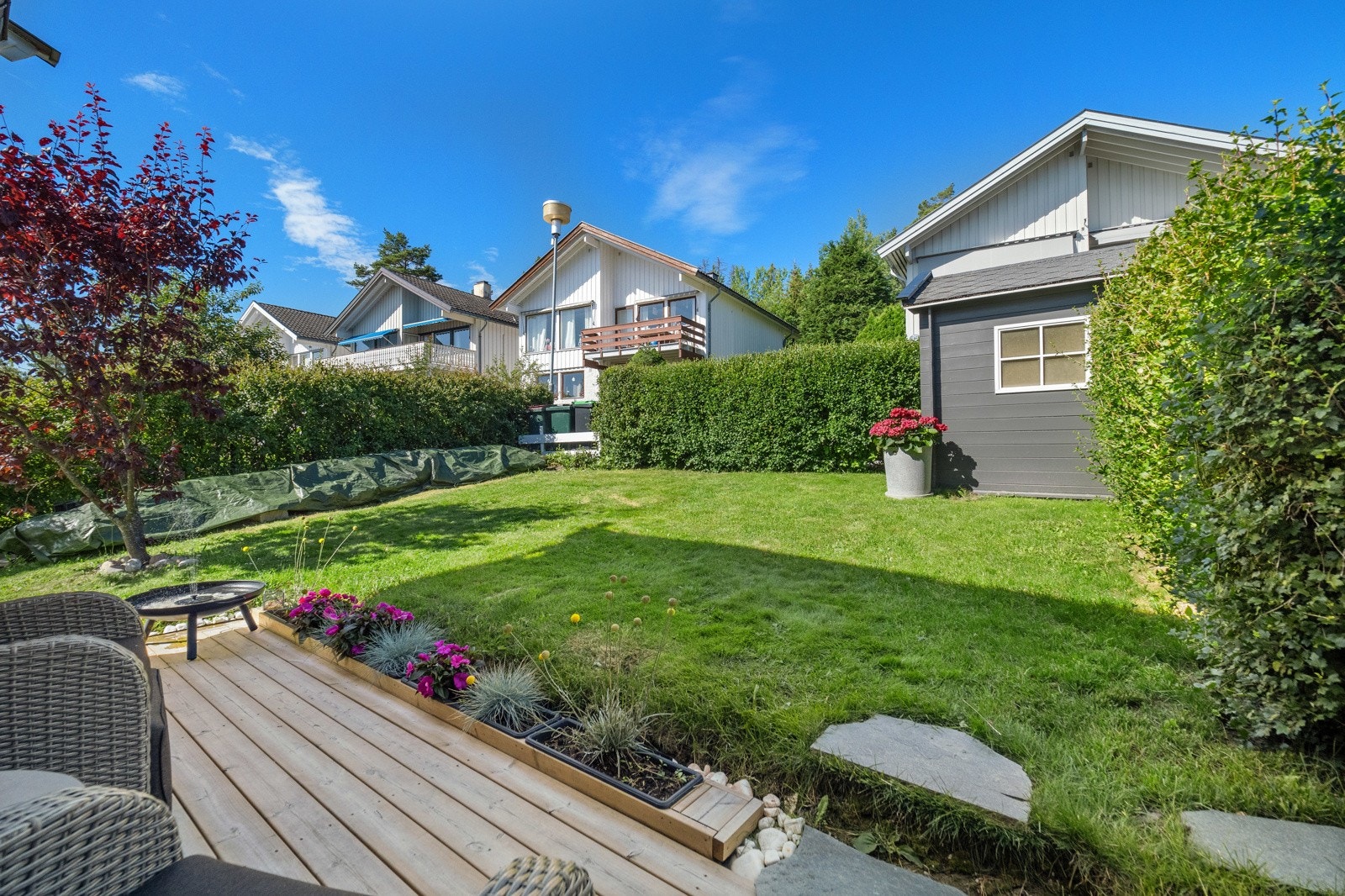 Koselig hage på fremsiden med sitteplasser Galleribilde