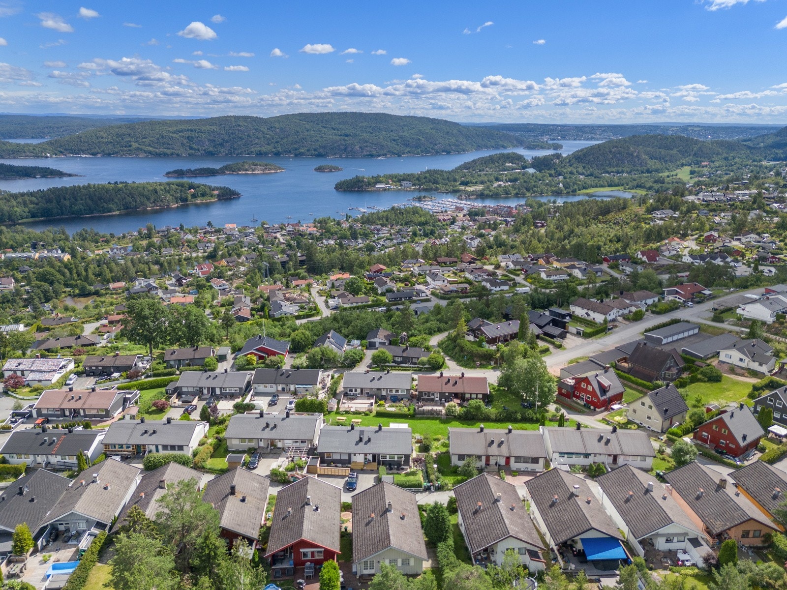 Boligen ligger i et veletablert område på Skatvedt i Sætre, med fine turområder i nærområdet Galleribilde