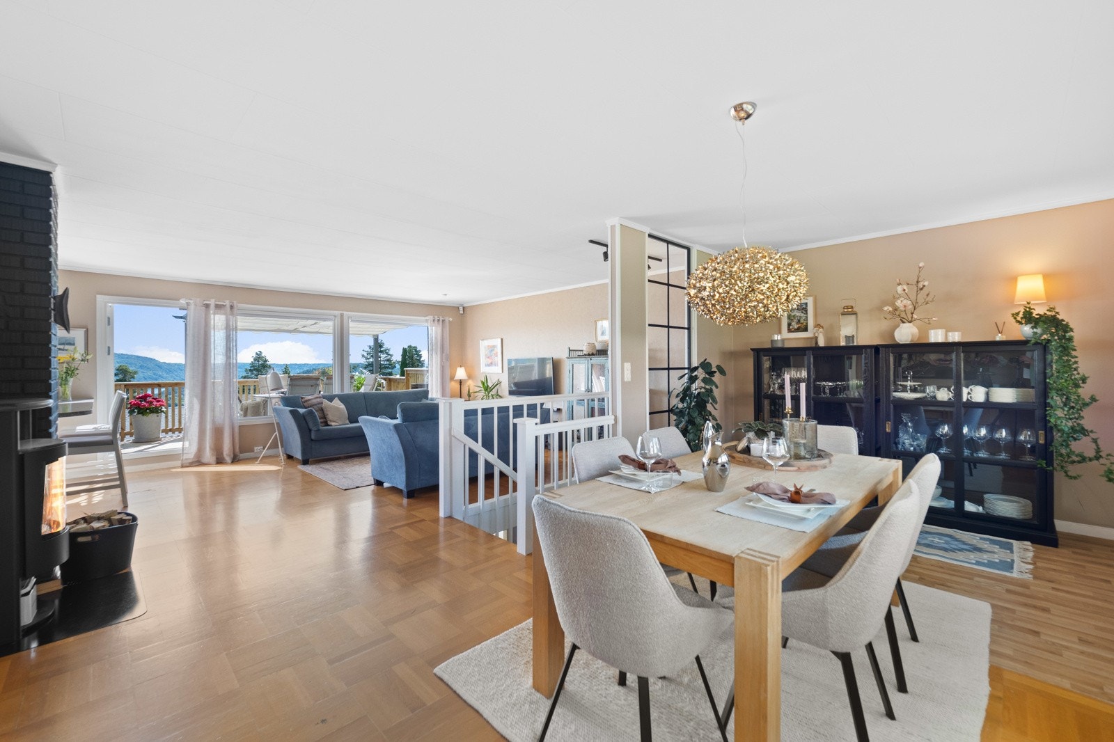 Boligen er vesentlig påkostet og modernisert i senere tid, og fremstår meget lys og tiltalende! Galleribilde