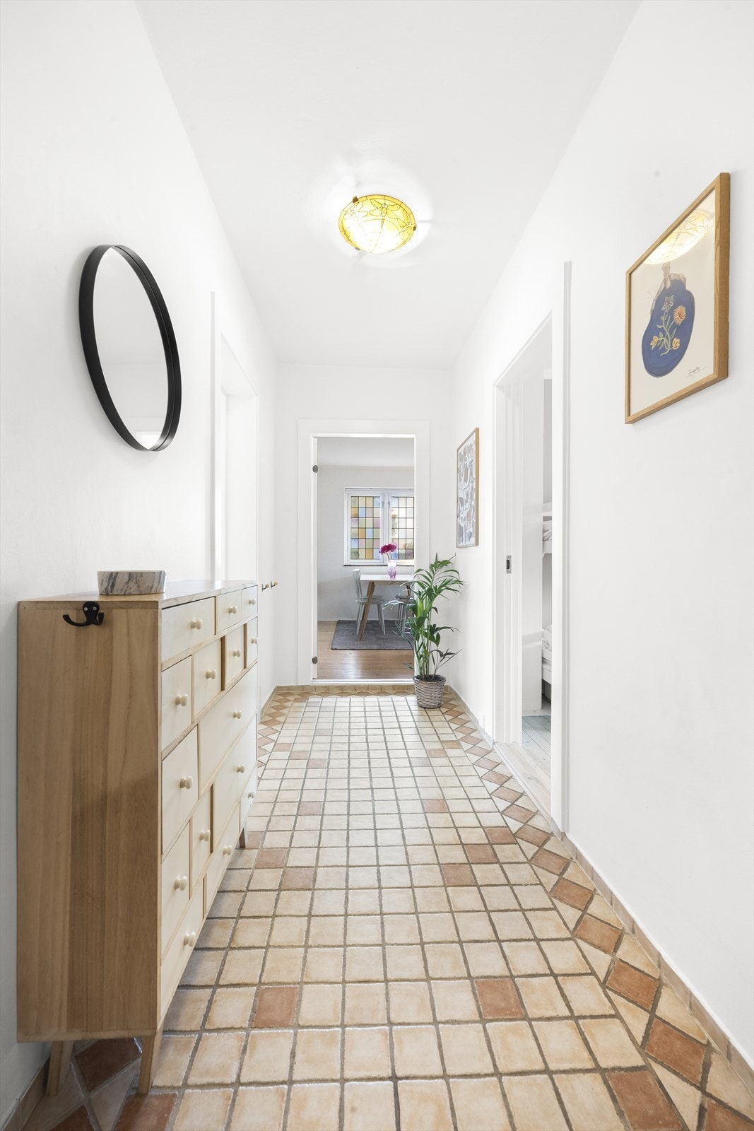 Romslig gang med plass til oppbevaring av sko- og yttertøy Galleribilde