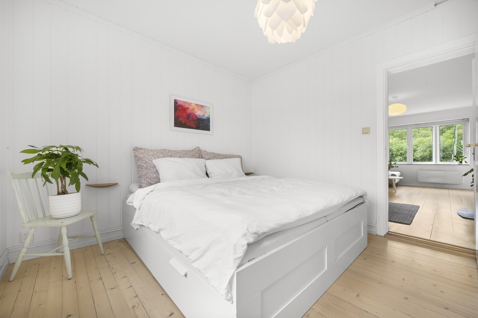 Rommet har rikelig med naturlig lysinnslipp og er vendt mot rolige omgivelser Galleribilde
