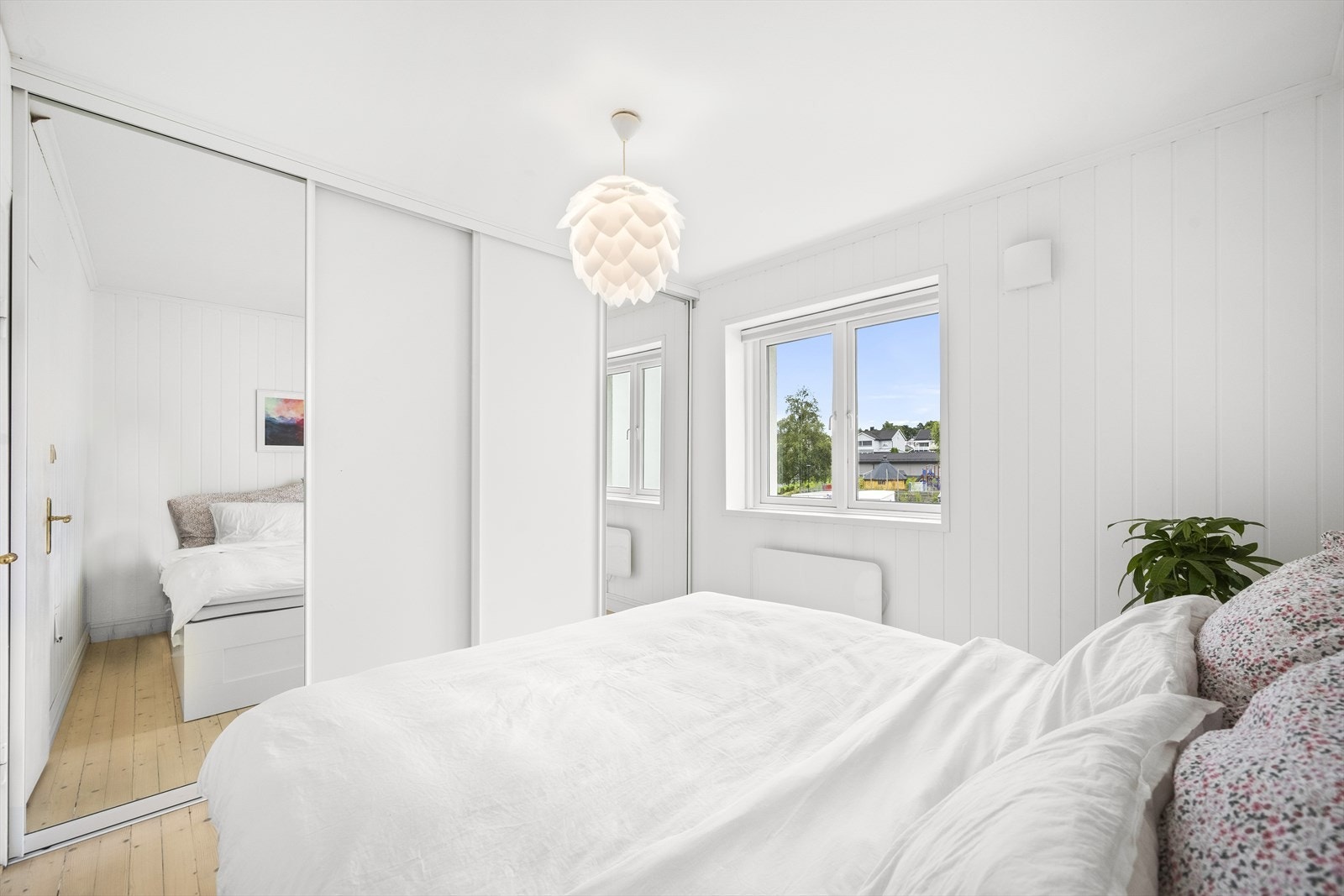Rommet har rikelig med oppbevaringsplass i medfølgende skyvedørsgarderobe Galleribilde