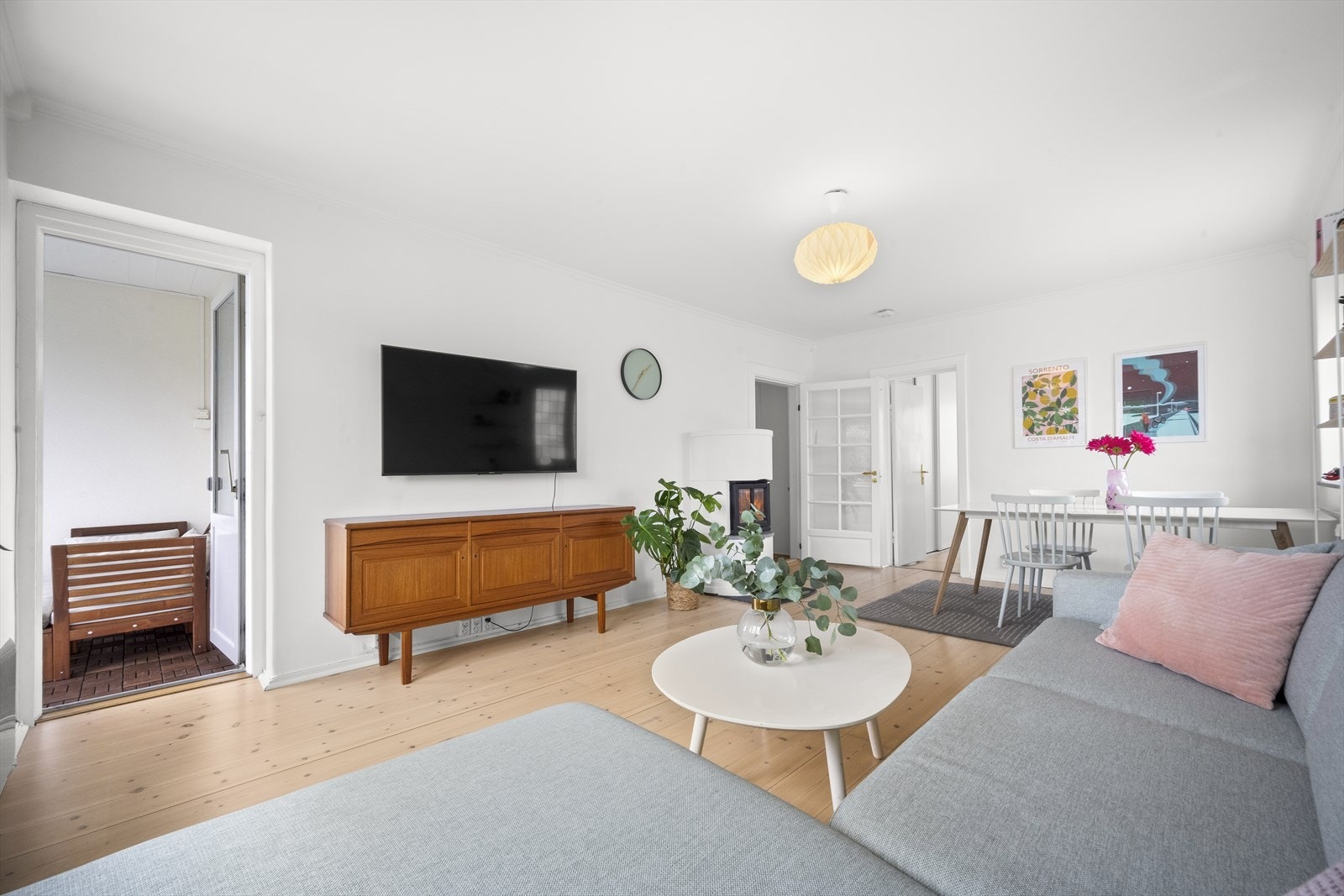 Lys stue med plass til flere sittegrupper Galleribilde