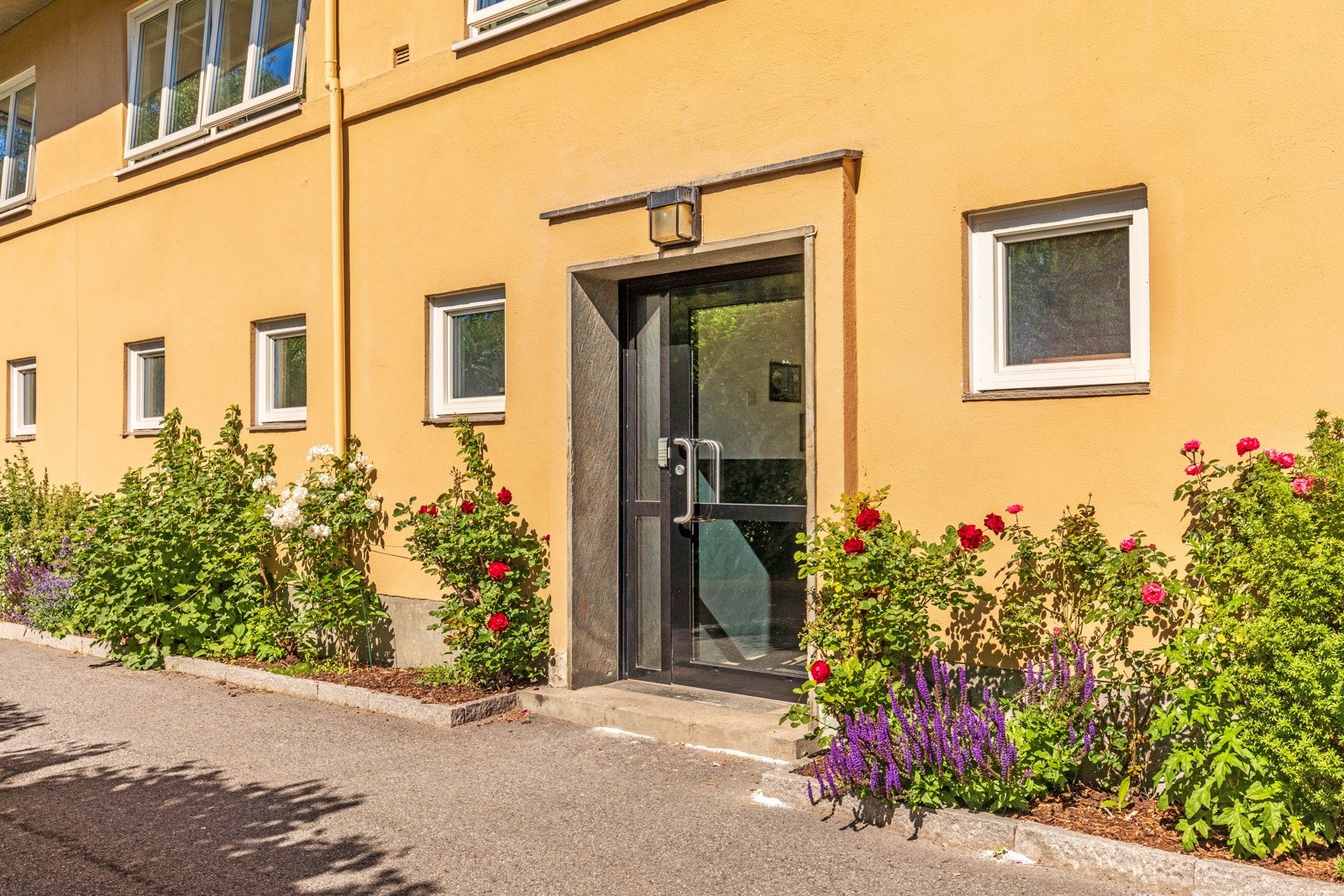 Hyggelig inngangsparti med nøkkelfri adgang via app eller brikke. Galleribilde
