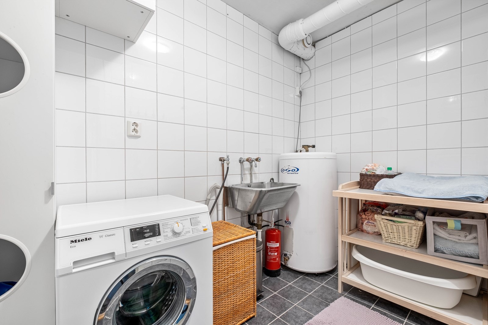 Det er både bad, wc-rom og vaskerom i leiligheten. Galleribilde