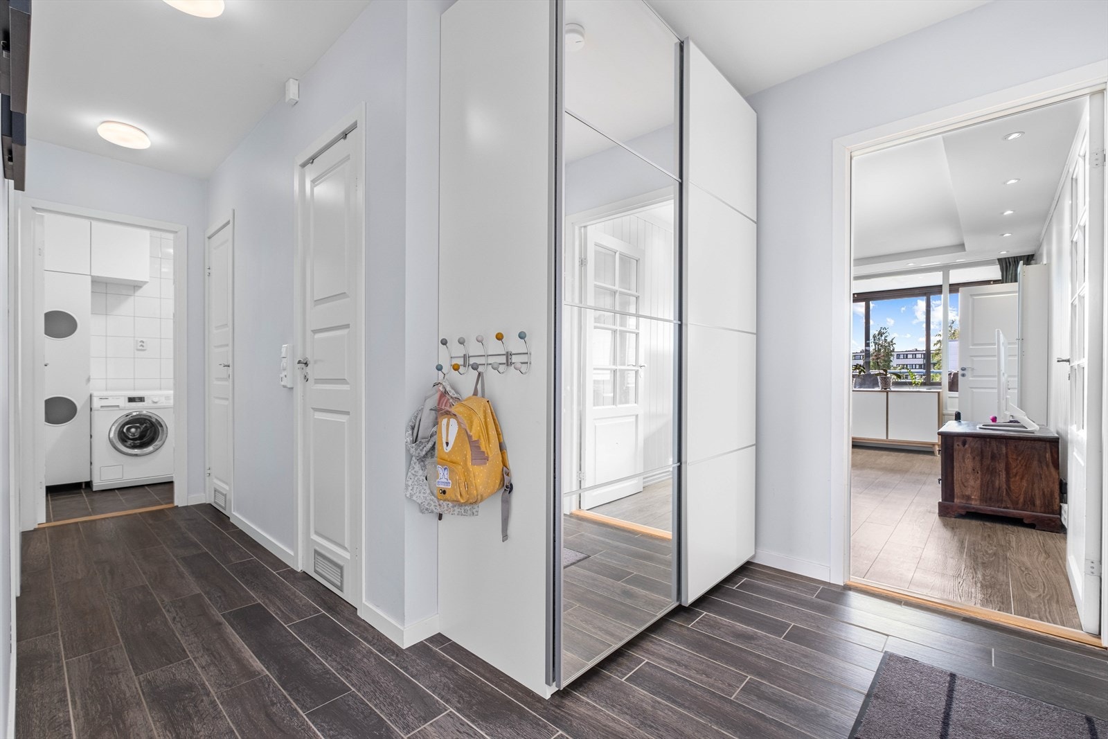 Leiligheten har adkomst via felles oppgang, og entreen er innbydende med skyvedørsskap. Galleribilde