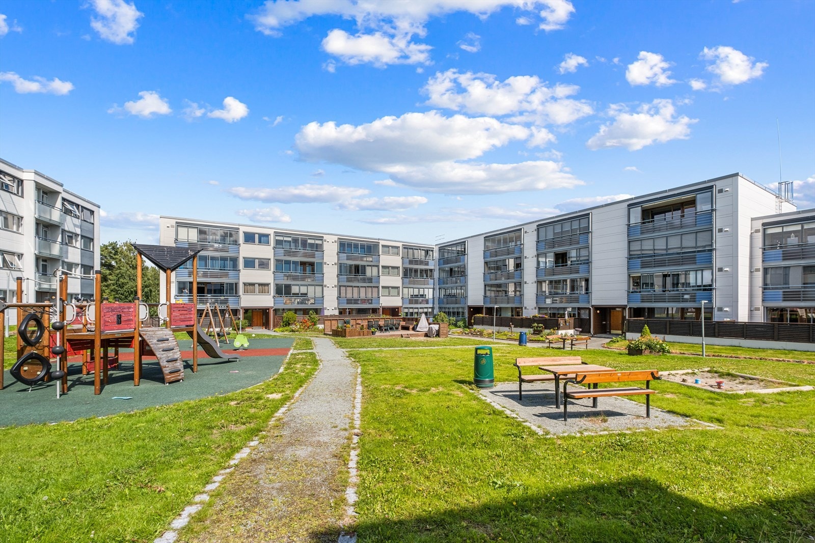 Kolstad er et familievennlig, veletablert boligområde på Saupstad i Trondheim kommune. Galleribilde