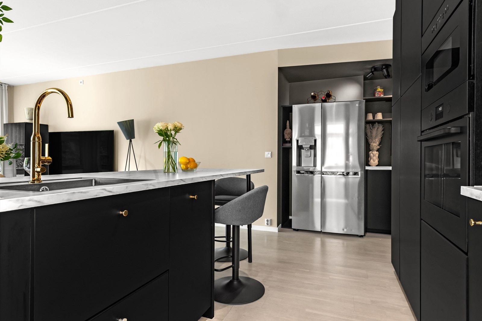 Nisjen der side by side kjøleskapet er smart innredet og utvider kjøkkenet ytterligere Galleribilde