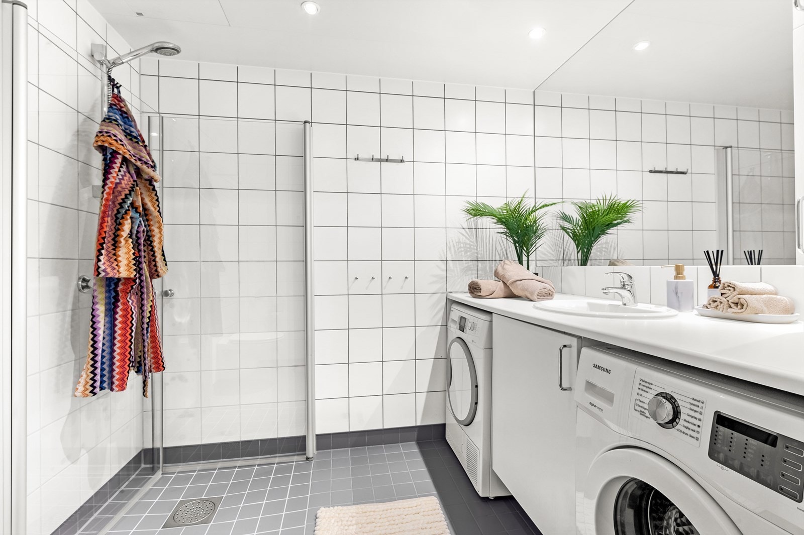 Flislagt baderom med varme i gulv og downlights i himlingen. Opplegg til vaskemaskin og plass til tørketrommel Galleribilde