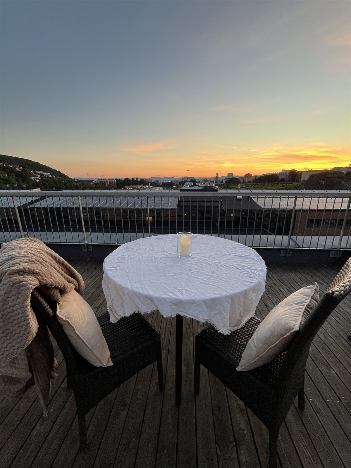 En kort heistur unna kan du nyte solnedganger fra takterrassen. I bakgrunnen ser man Munch museet og Oslo Plaza Galleribilde