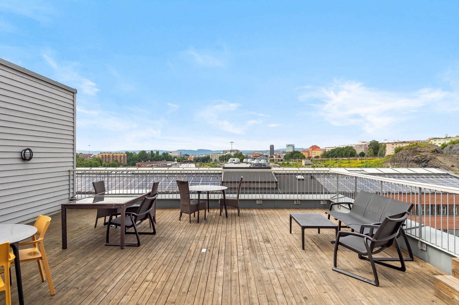 Solrik felles takterrasse med flott og vidstrakt utsikt over Oslo Galleribilde