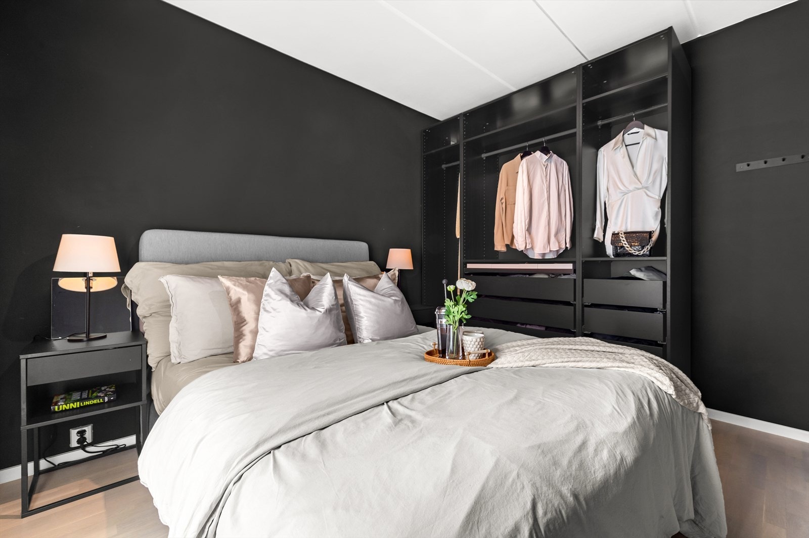Plass til dobbeltseng, nattbord og garderobeløsning Galleribilde