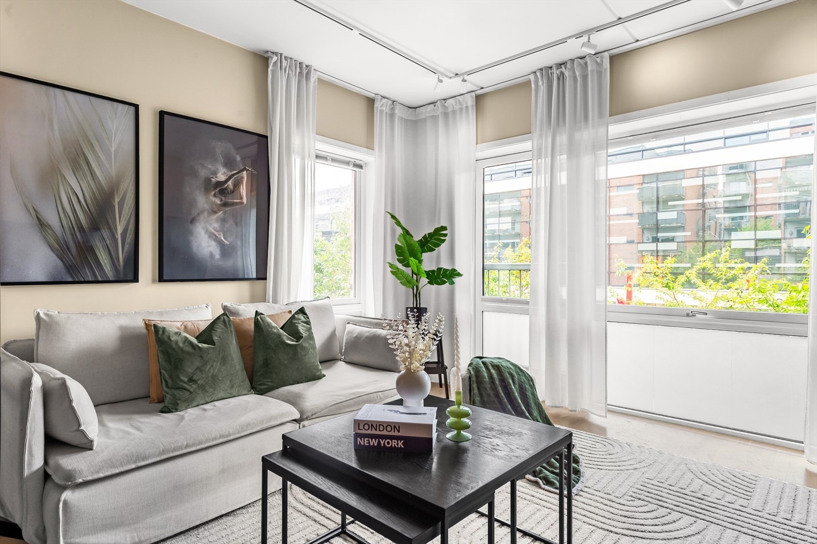 Den åpne planløsningen mellom stue og kjøkken gir en god romfølelse har flere naturlige soner Galleribilde