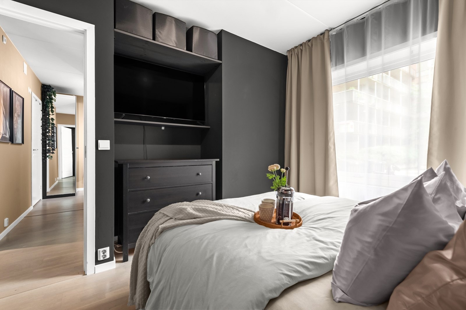 Praktisk nisje med plass til TV og kommode Galleribilde