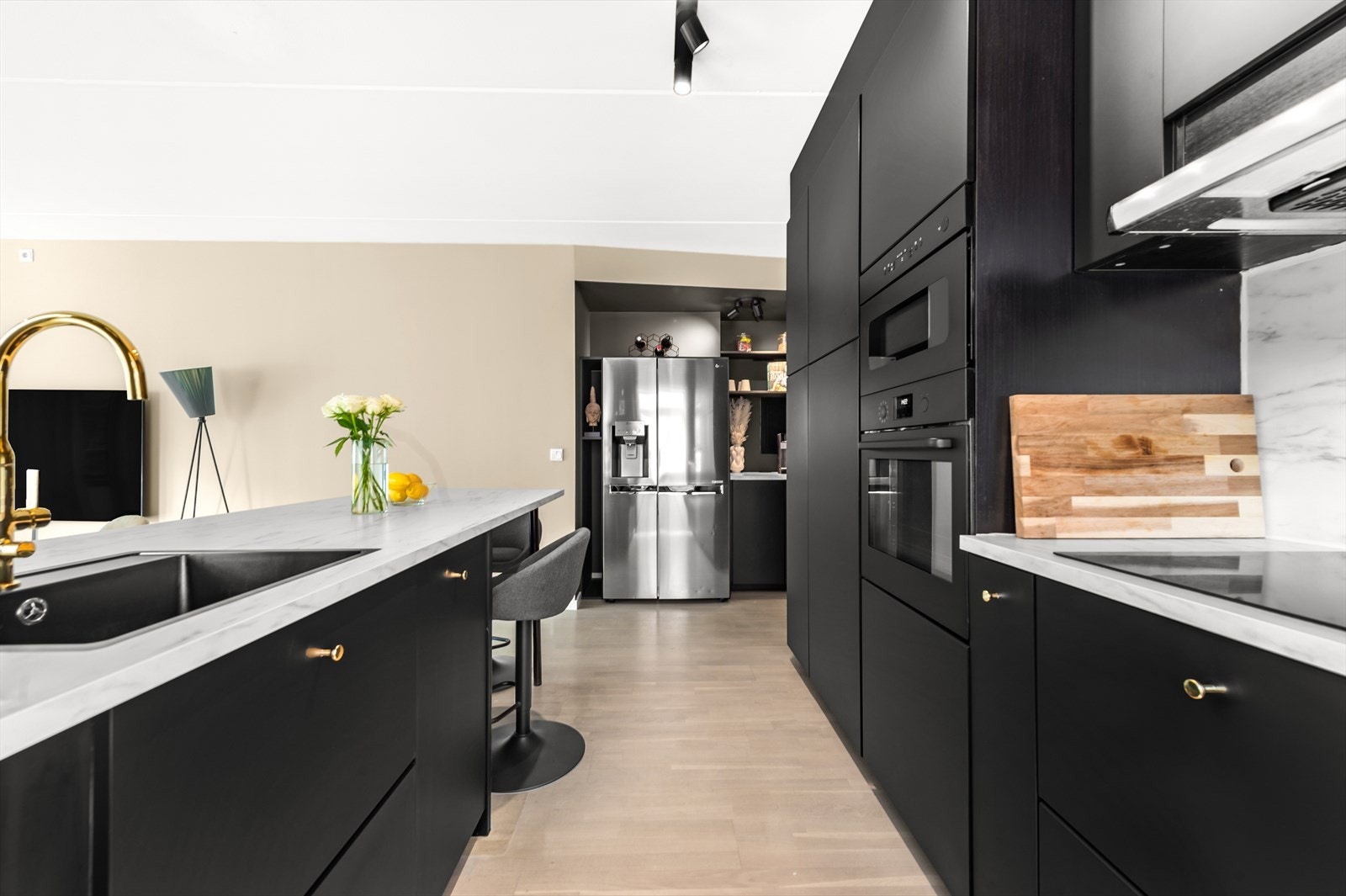 Meget innholdsrikt og delikat kjøkken. Alle hvitevarene medfølger. Plateopp, stekeovn, micro, oppvaskmaskin, side by side kjøleskap med fryser og isbitmaskin Galleribilde