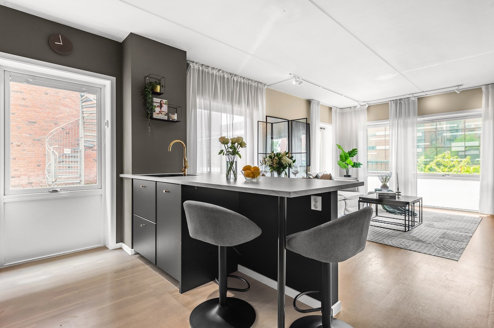 Kjøkkenet harmonerer godt med stuen. Åpen løsning, men tilbaketrukket fra stuen Galleribilde