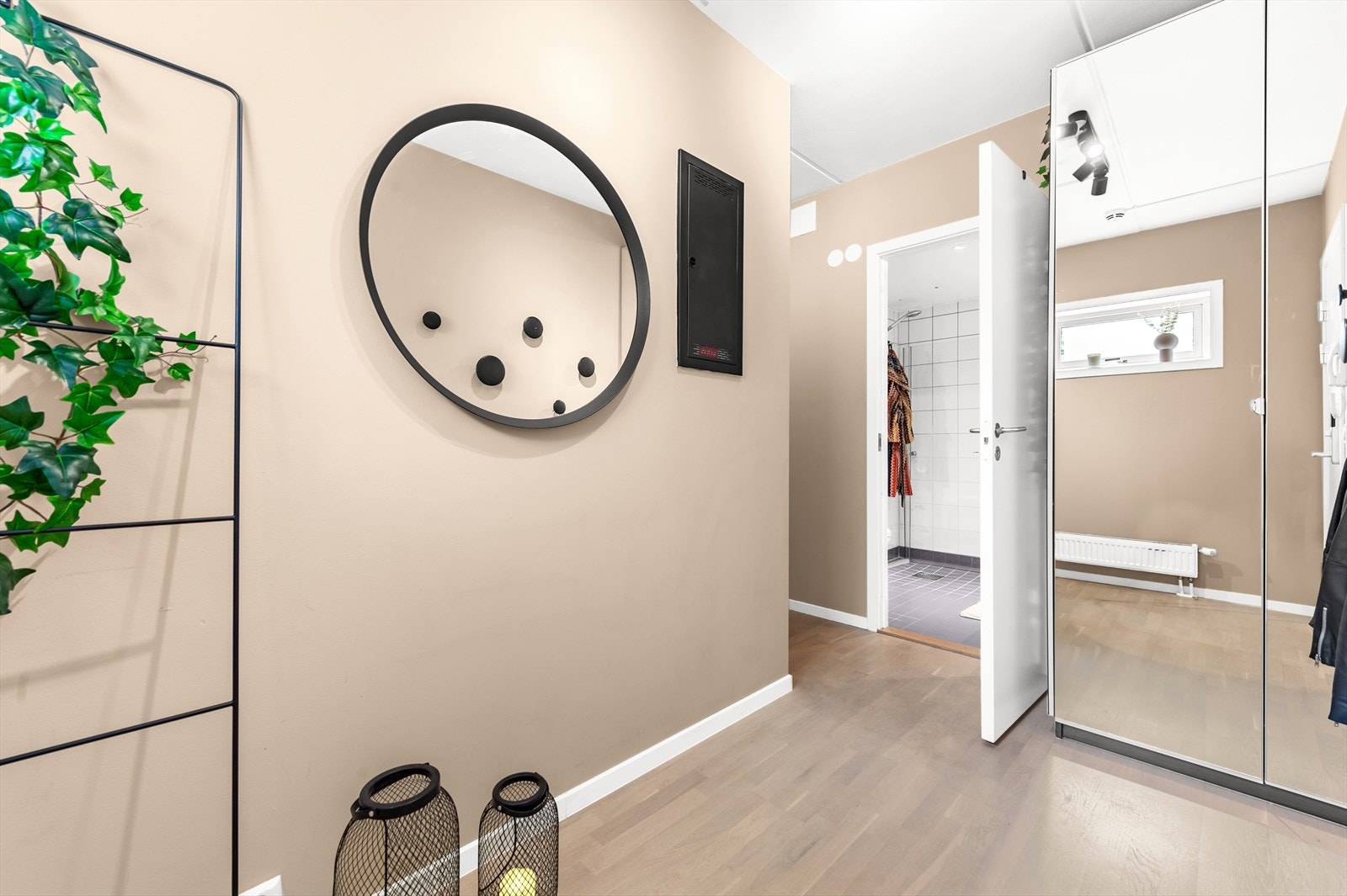 Praktisk entré med skapplass og Yale doorman dørlås med kode og app. Heis like utenfor Galleribilde