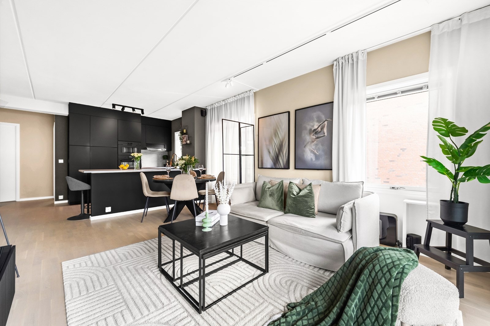 Stilrent farge- og materialvalg er gjennomgående i boligen. Overflater er malt i 2020-2022 Galleribilde