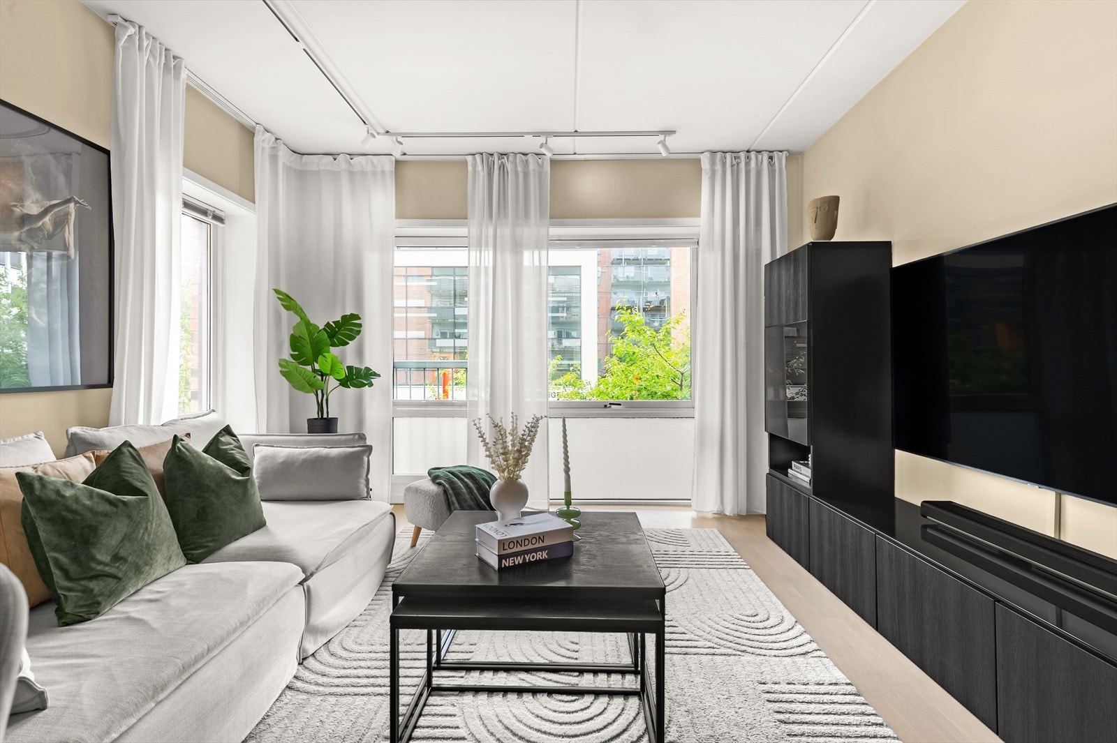 Åpen og luftig stue med gode møbleringsmuligheter. Gulvet ble slipt og hvitlakkert i 2020 Galleribilde