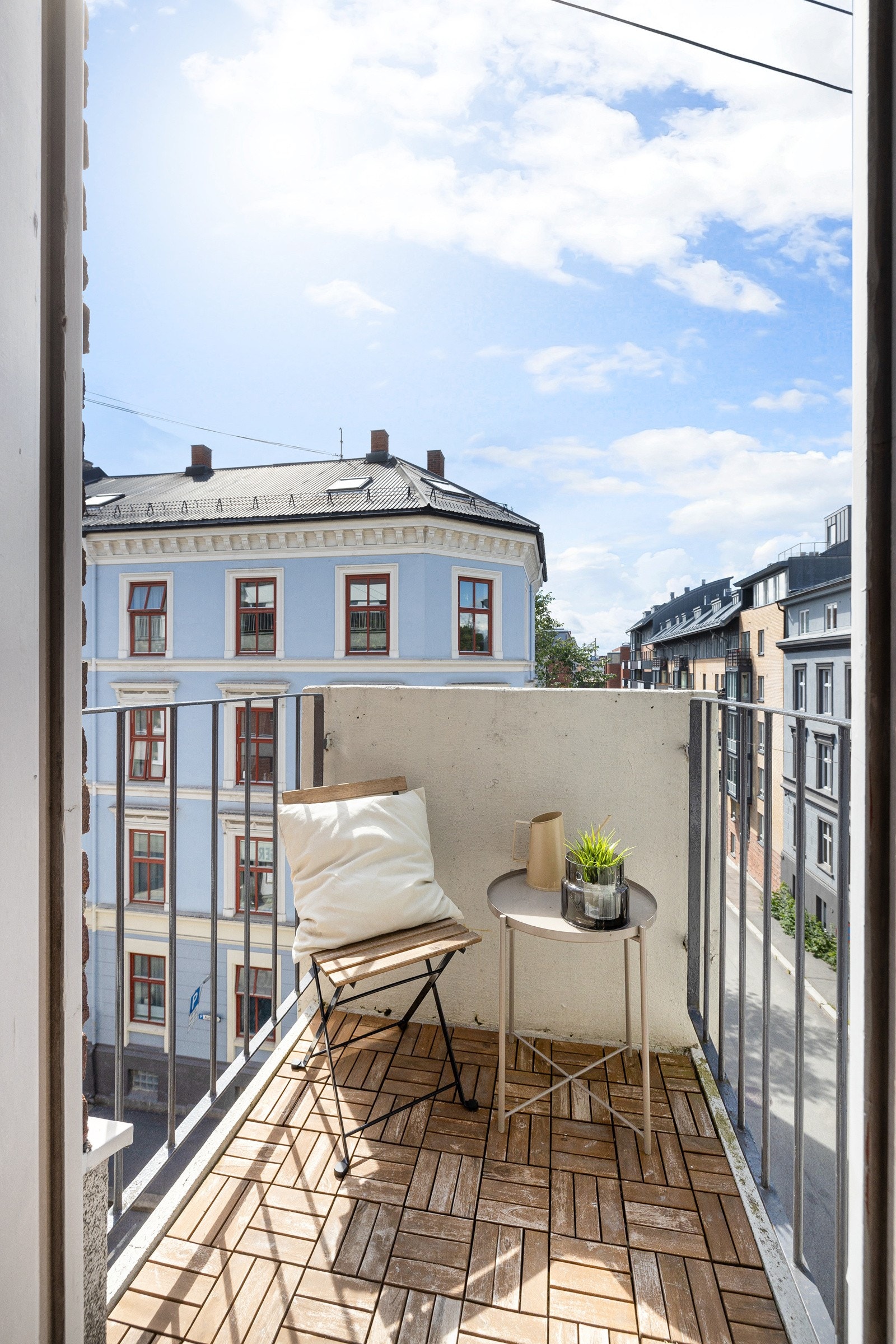 Høy og fri beliggenhet mot sydvest med sol hele dagen. Galleribilde