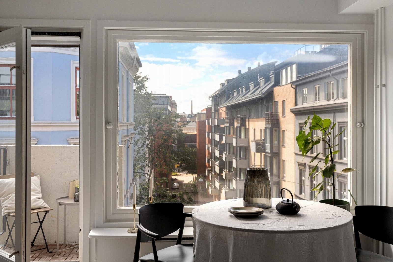 Store vindusflater som slipper inn rikelig med naturlig lys. Galleribilde