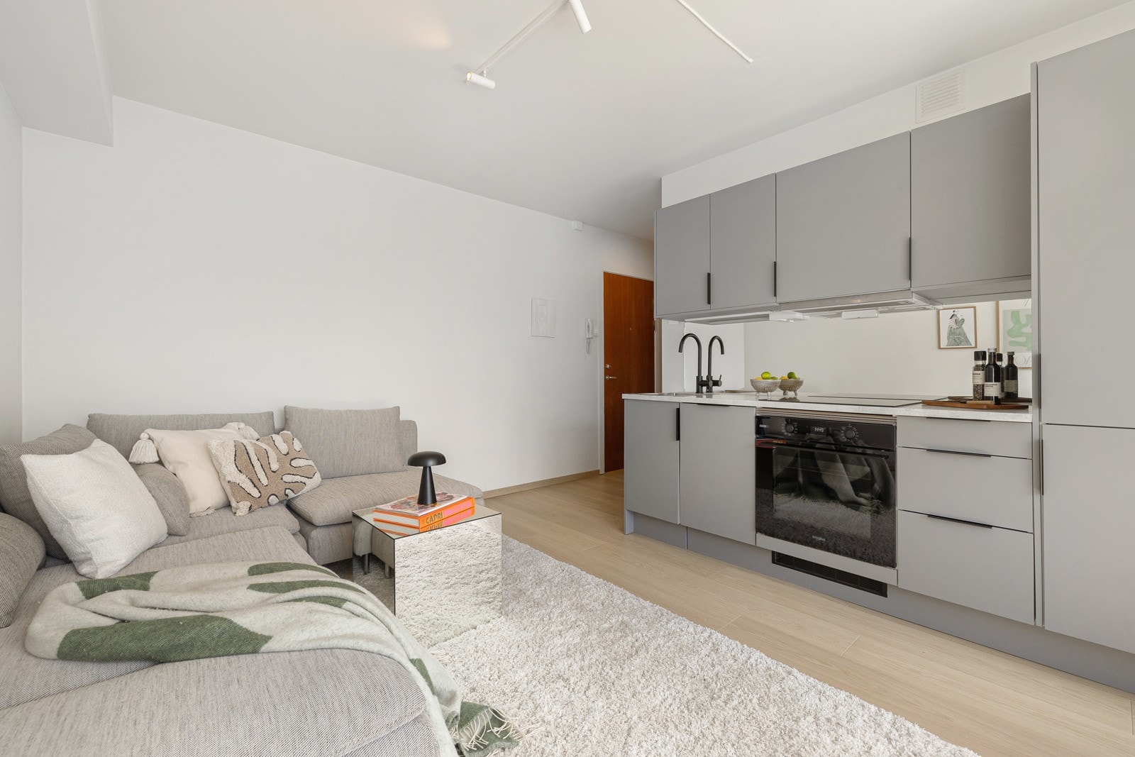 Helsparklede, slette vegger malt i tidsriktige fargetoner i 2023. Galleribilde