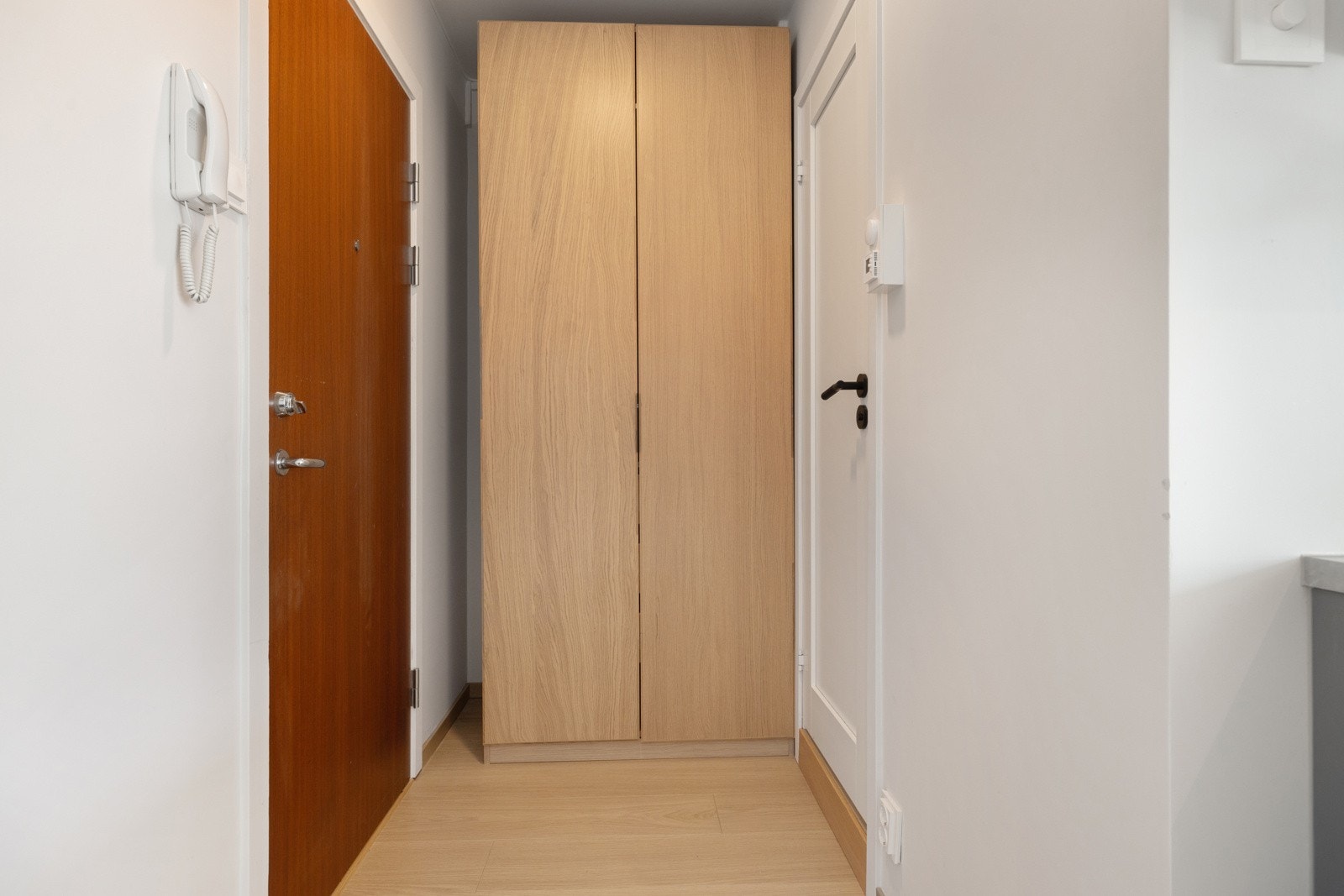 Lys og praktisk entré med garderobeinnredning. Galleribilde