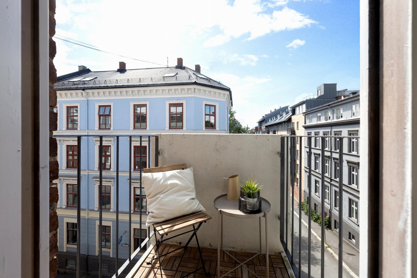 Privat, sydvestvendt balkong med meget gode solforhold. Galleribilde