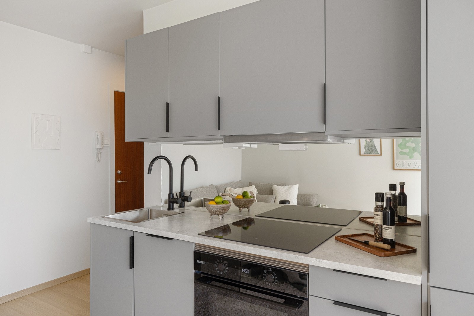 Nytt og lekkert kjøkken fra HTH med integrert kjøl/frys, induksjonstopp, stekeovn og oppvaskmaskin. Galleribilde