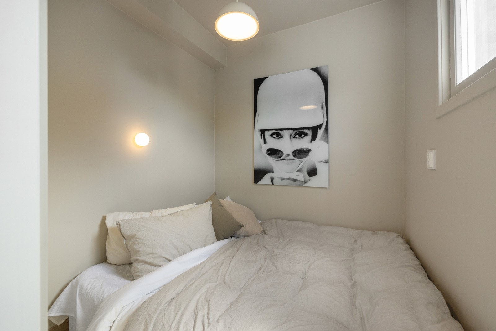 Adskilt sovealkove med plass til dobbeltseng. Alle lamper medfølger salget. Galleribilde