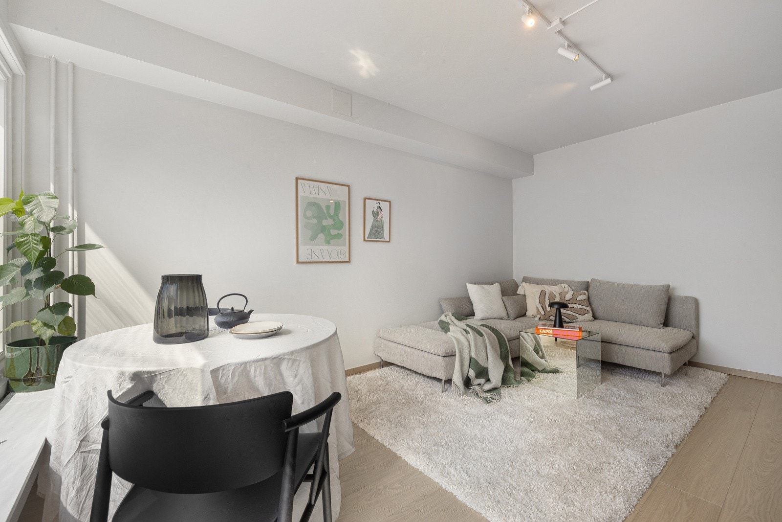 Leiligheten er ombygget i 2023 med optimal planløsning. Her er hver eneste kvadratmeter godt utnyttet. Galleribilde