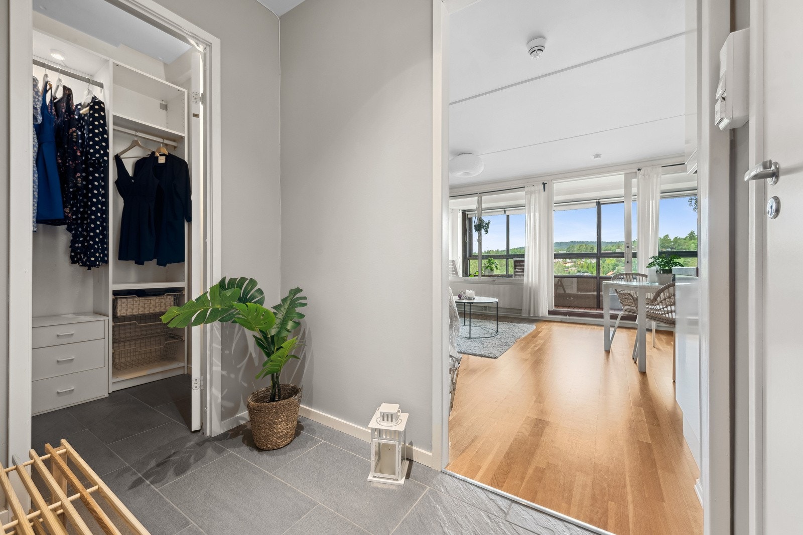 Leiligheten har lys og hyggelig entre med plass til å henge fra seg sko og yttertøy. Galleribilde