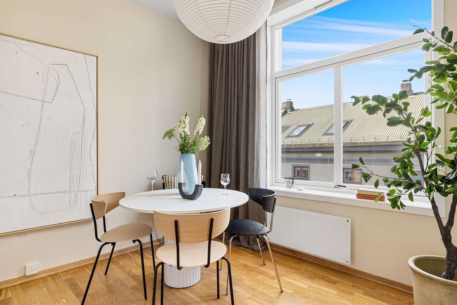 - Det er plass til et større spisebord om ønskelig - Galleribilde