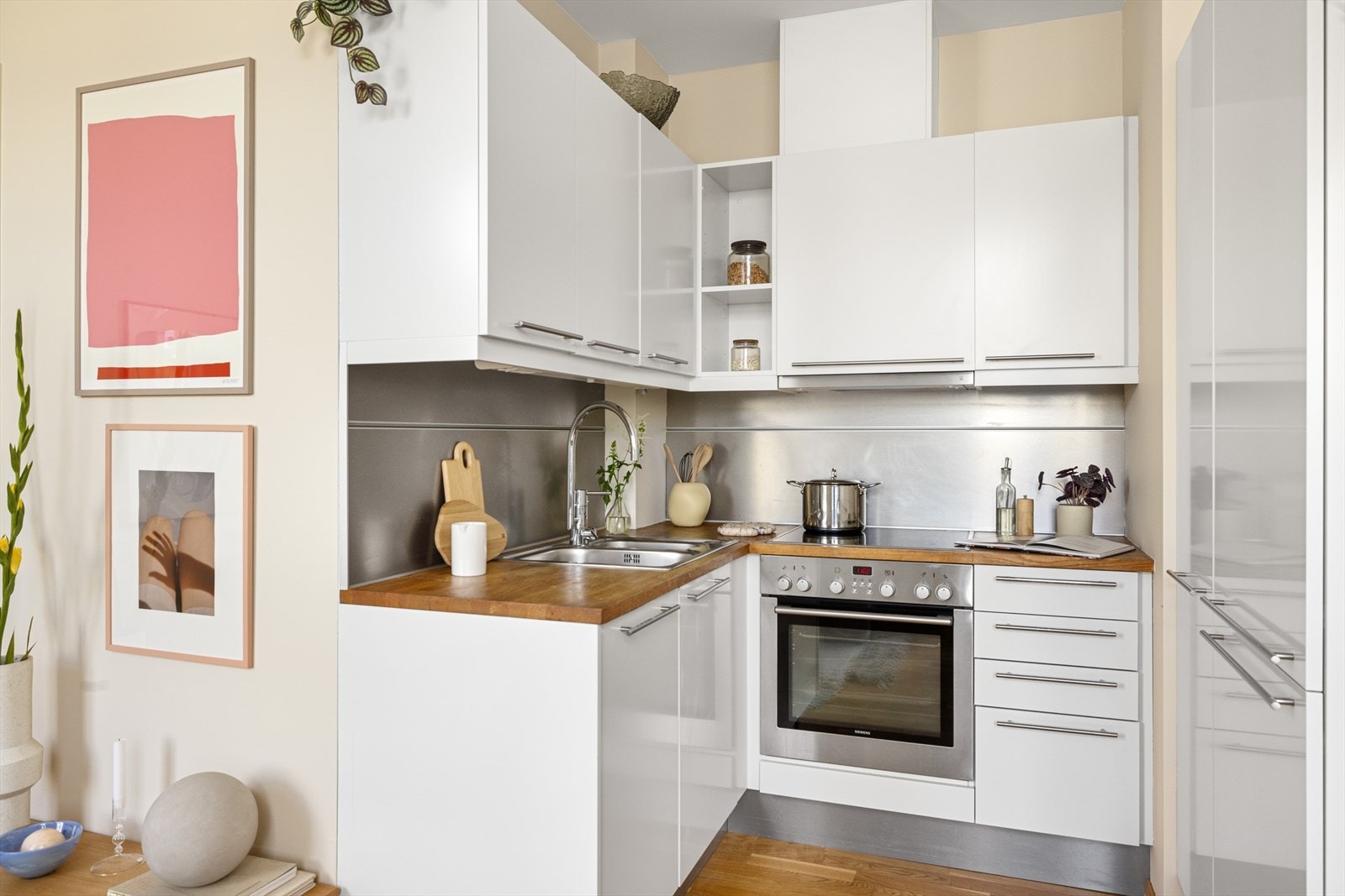 - De integrerte hvitevarene består av oppvaskmaskin, komfyr, platetopp og kombi (kjøl- / fryseskap), og følger boligen - Galleribilde