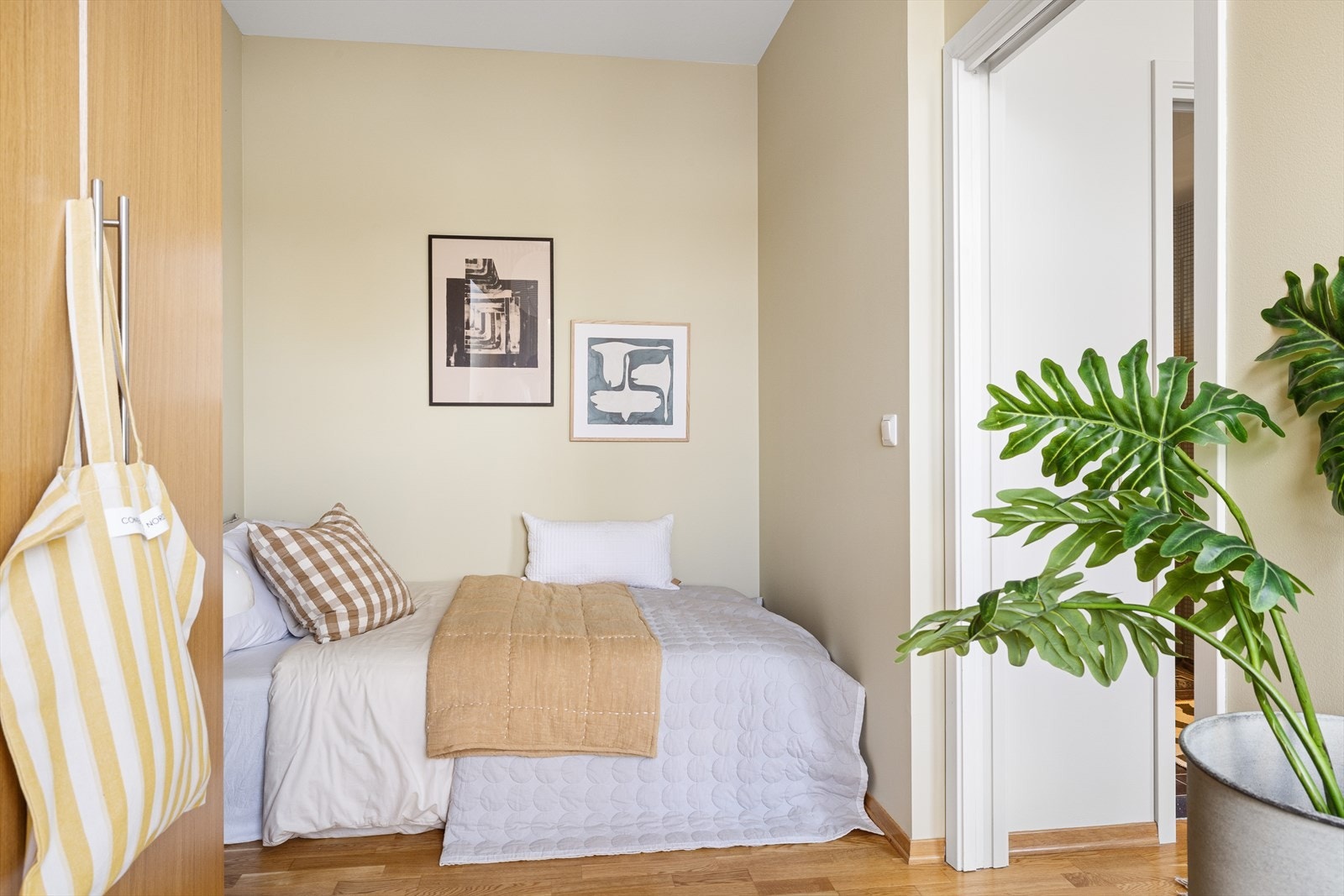 - Veggen inn ved sengen er ca. 2,17 meter bred (veggen skrår noe) - Galleribilde