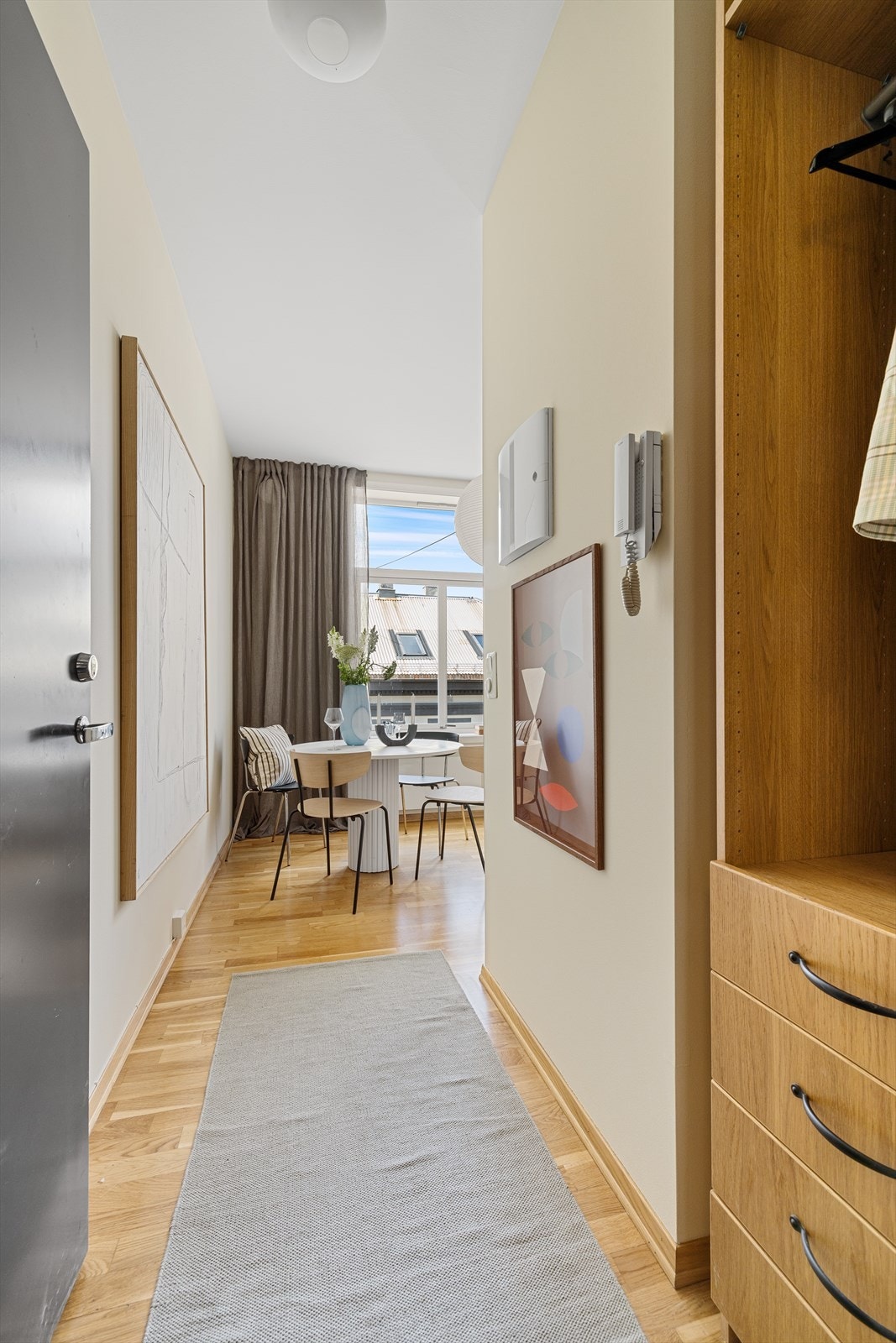 - Legg merke til garderobeskapet i nisjen på høyre side - Galleribilde