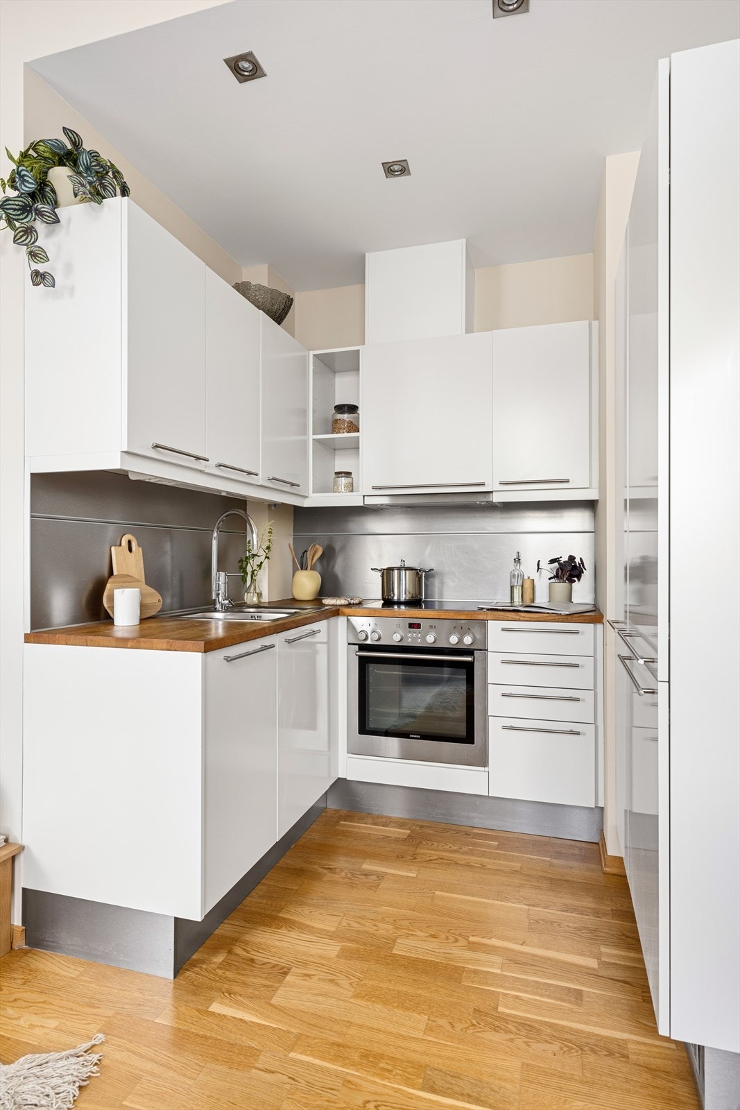 - Innredning byr på godt med skap- og benkeplass - Galleribilde