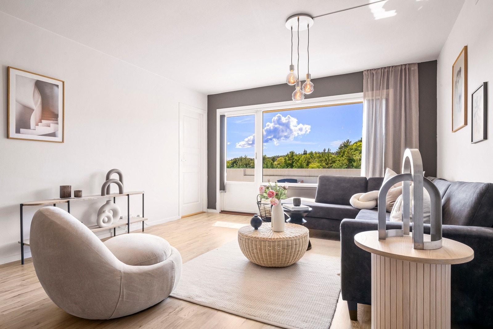 Stuen har god plass til stor salong Galleribilde