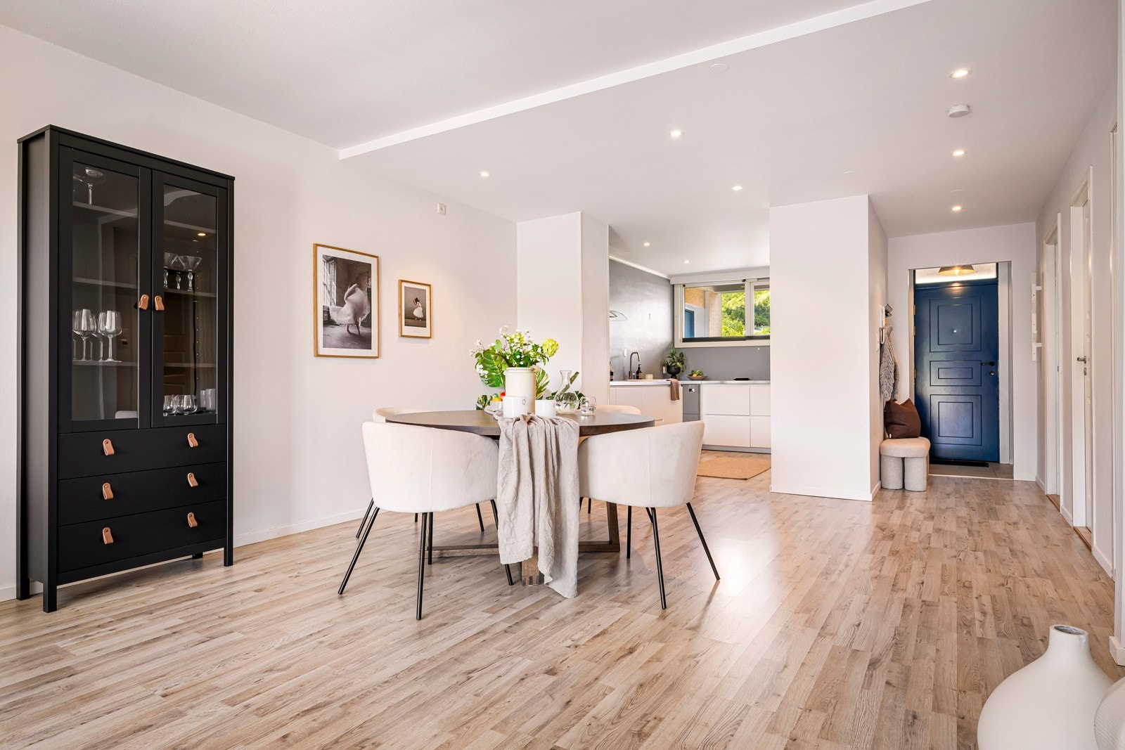 Stuen har god plass til stort spisebord Galleribilde