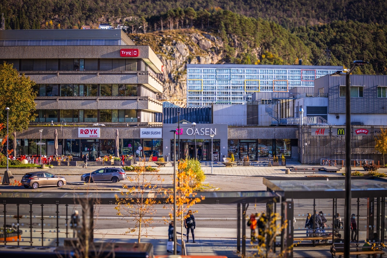 Fra leiligheten er det kort vei til Oasen med alt du trenger av fasiliteter og servicetilbud Galleribilde