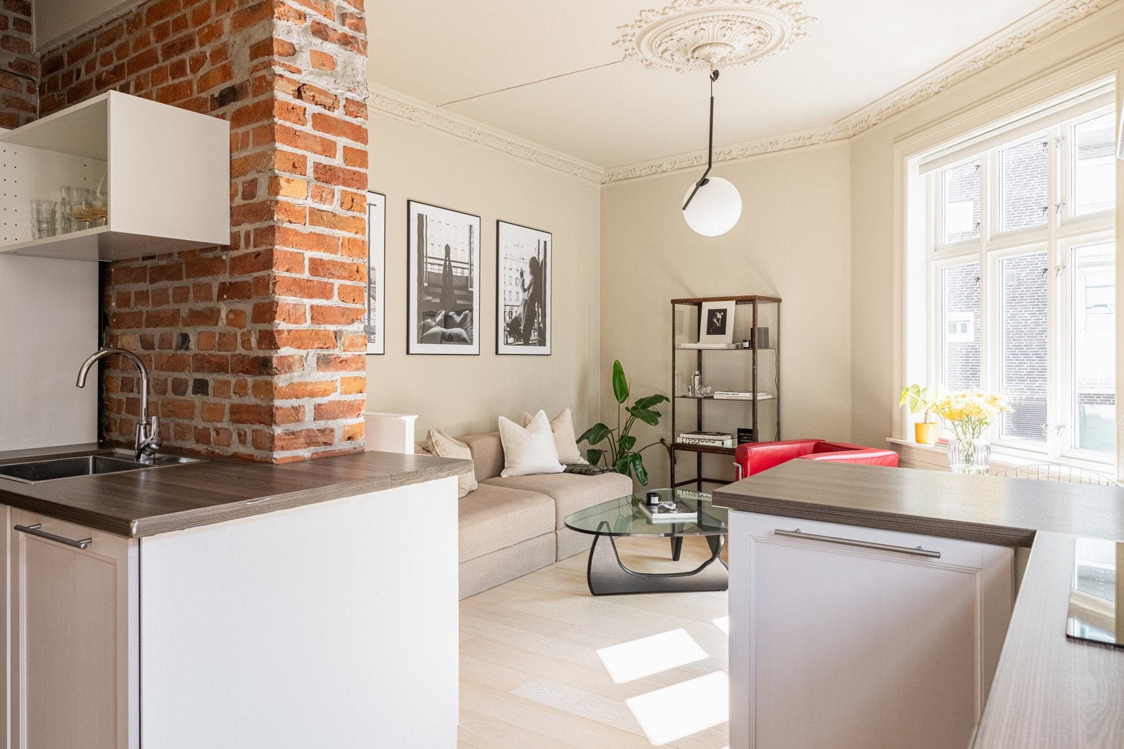 Leiligheten byr på en rekke klassiske detaljer kombinert med moderne og tidsriktige løsninger. Galleribilde