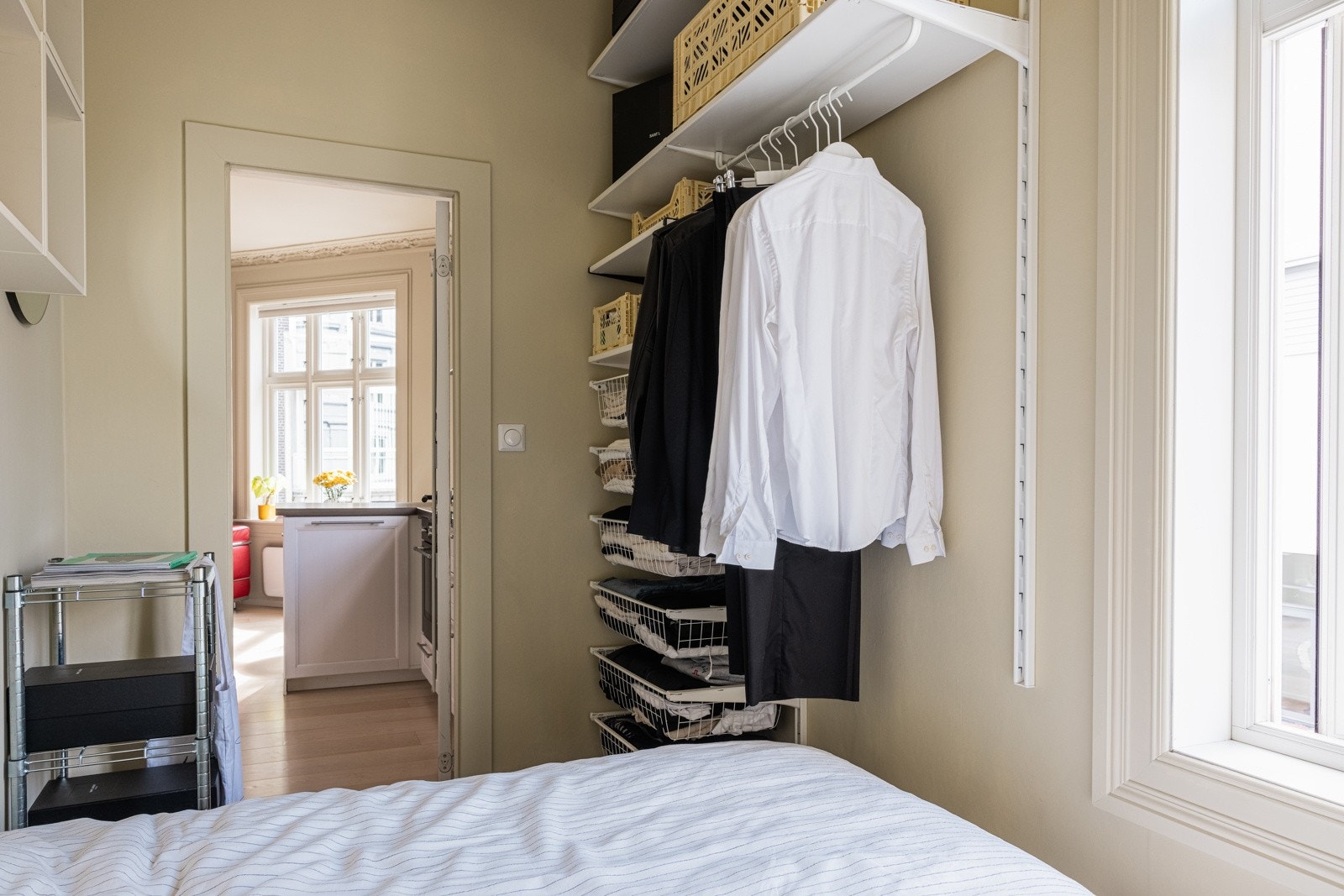 Innbydende soverom med plass til seng Galleribilde