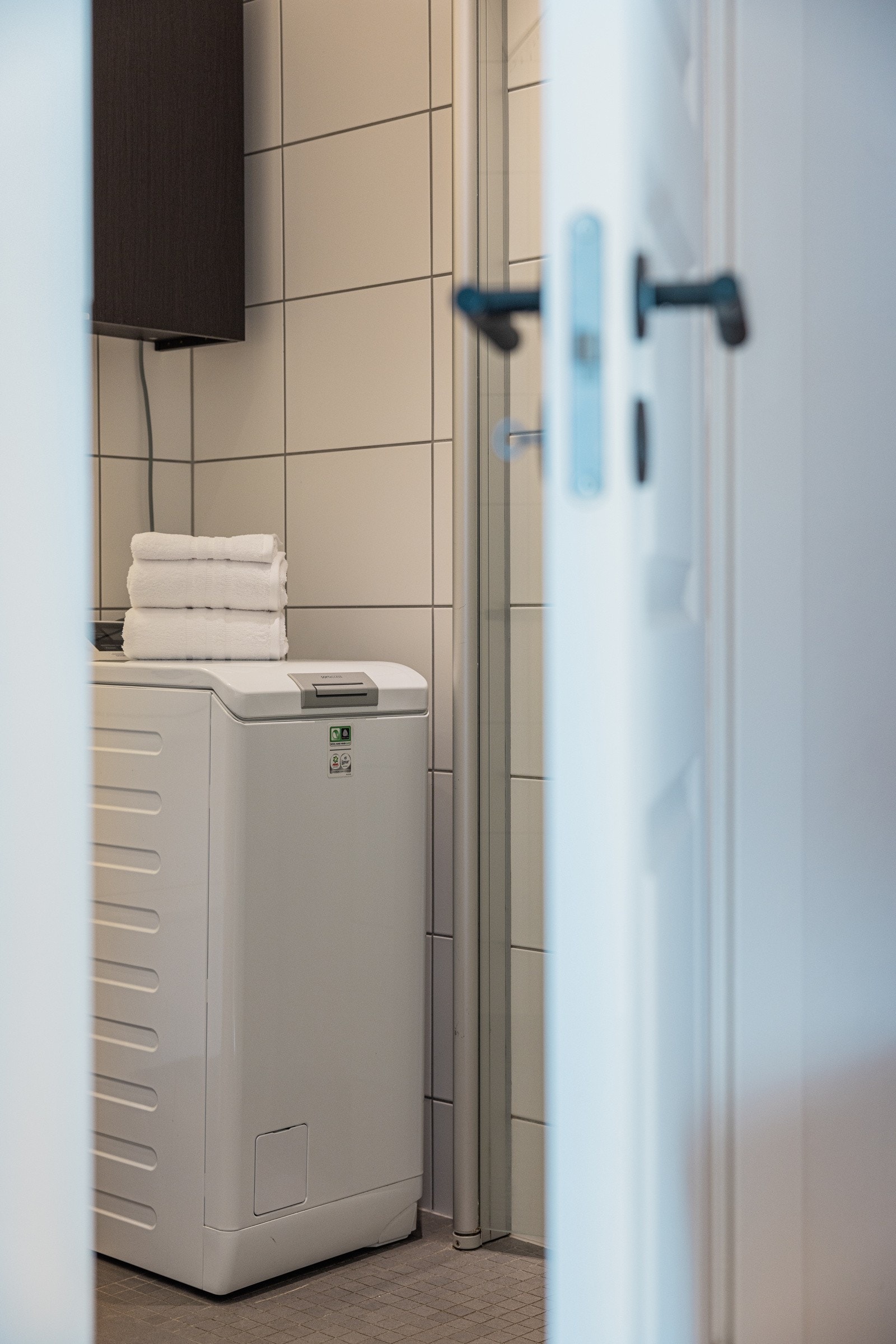 Badet fremstår som velholdt og byr på behagelig gulvvarme og opplegg for vaskemaskin Galleribilde