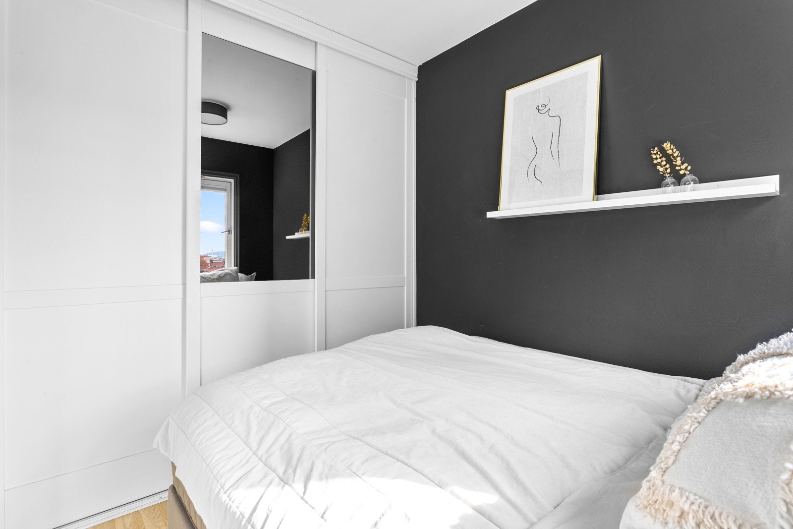 Det er skyvedørsskap på soverommet. Galleribilde