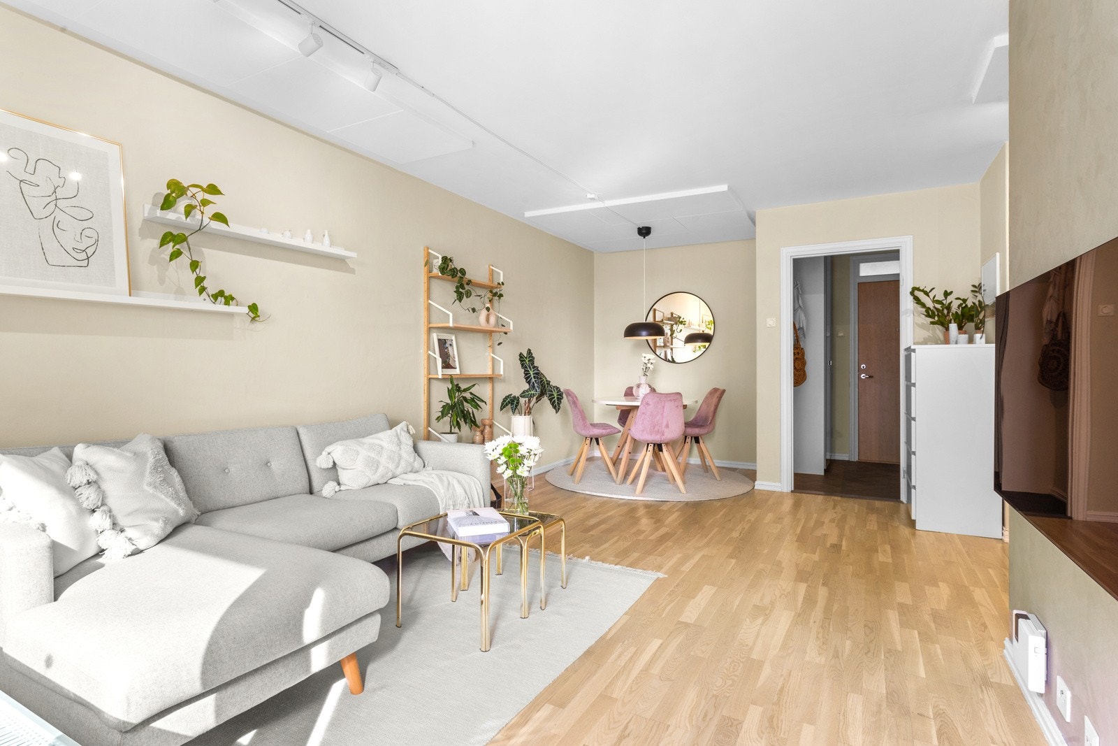 I hjørnet av stuen er det plass til en hyggelig spisegruppe. Galleribilde