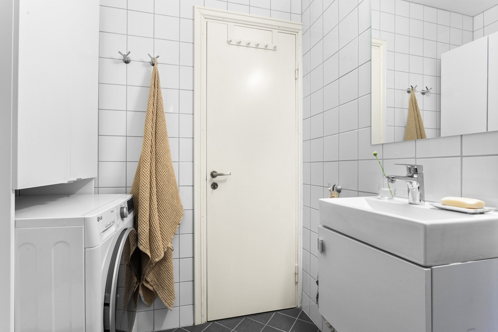Det er opplegg for vaskemaskin på bad (borettslaget har også fellesvaskeri). Galleribilde