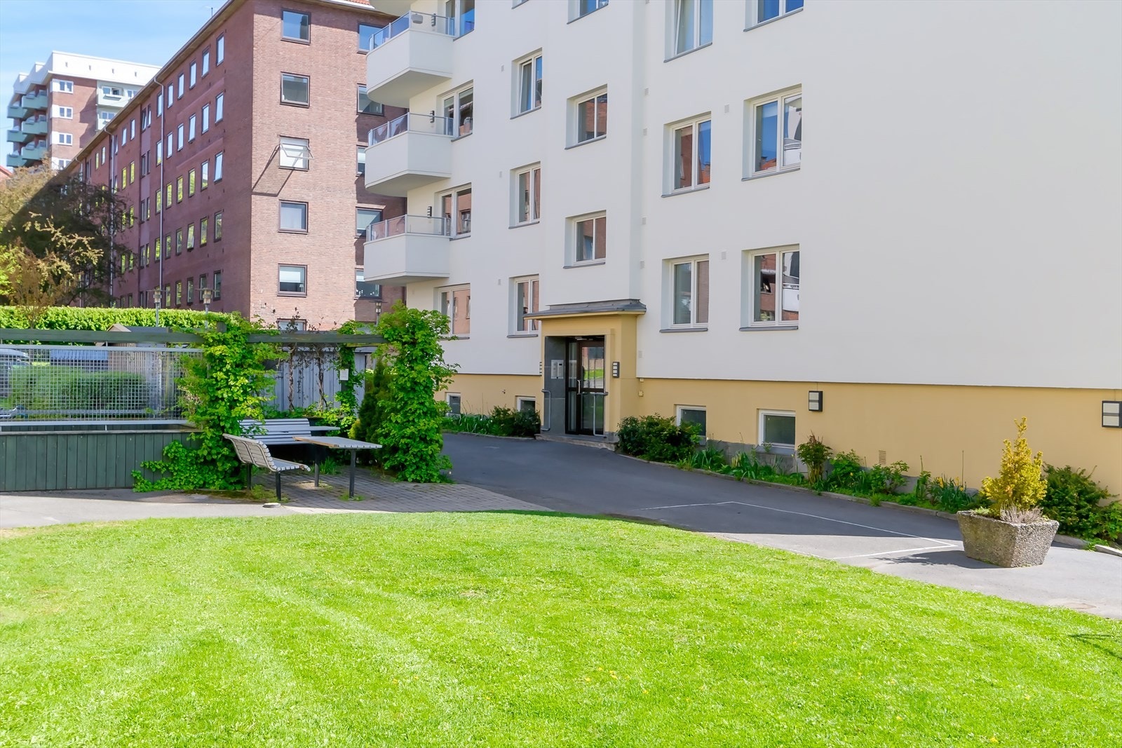 I tillegg disponerer leiligheten en kjellerbod på ca. 3 kvm og en innvendig bod i fellesområdet U1 etg. på ca. 3 kvm. Galleribilde