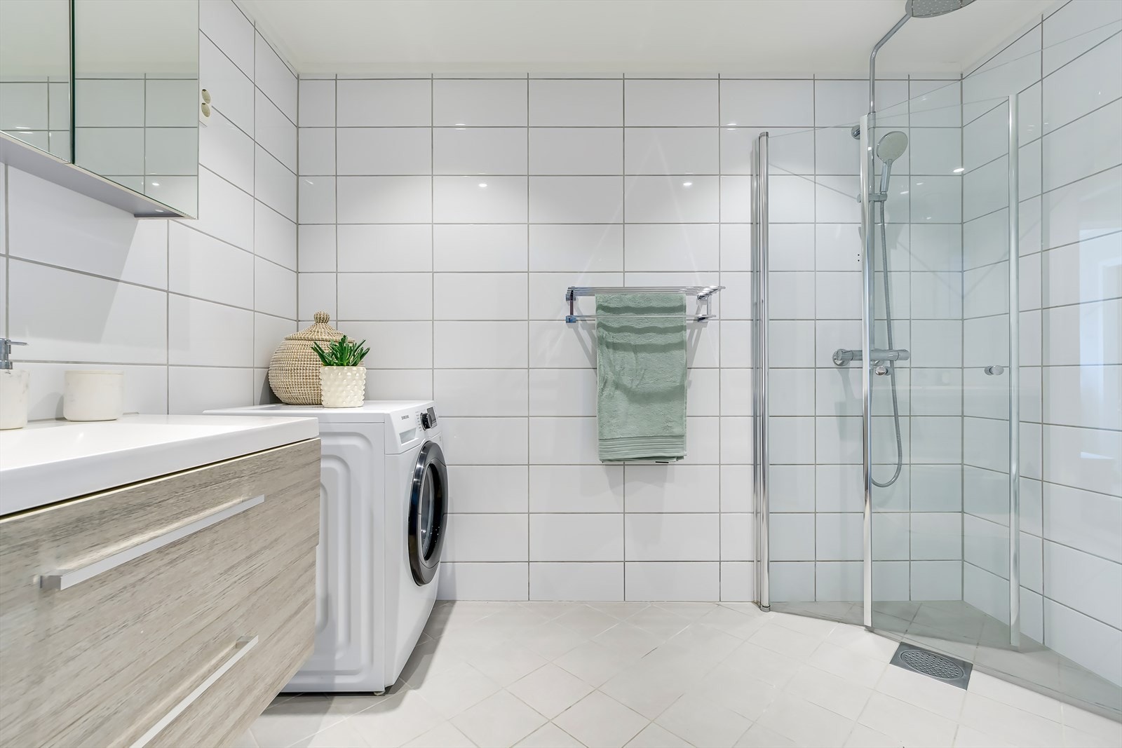 Lekkert flislagt bad fra 2015 med opplegg for vaskemaskin. Galleribilde