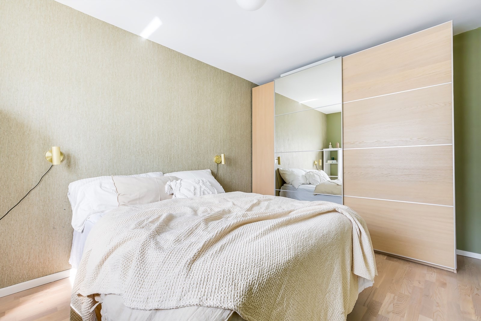 Det er godt med skapplass i medfølgende skyvedørsgarderobe. Galleribilde
